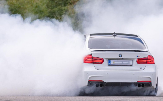 Imoćani se zanijeli tijekom svadbene povorke u Grudama, driftali BMW-ovima pa reagirala policija