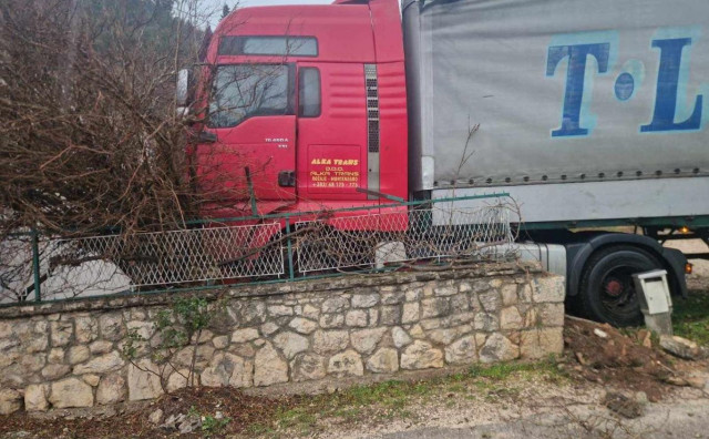 Teretno vozilo sletjelo u dvorište kuće u Stocu