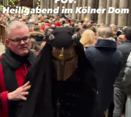 Bizaran incident na božićnoj misi u Kölnu, maskirani muškarac s rogovima plesao pred oltarom