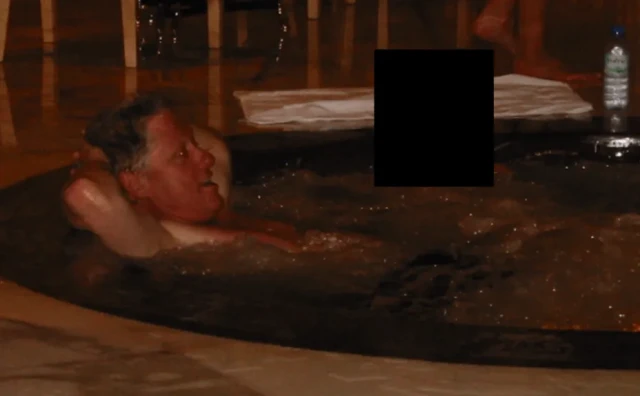 Fotografije iz jacuzzija i bazena obišle su svijet, Bill Clinton se oglasio o Epsteinovim dokumentima