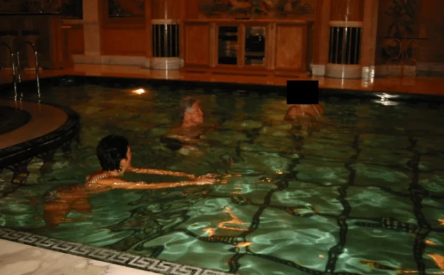 Novi Epsteinovi dokumenti puni poznatih imena: Clinton u jacuzziju, Jagger i Michael Jackson na fotografijama