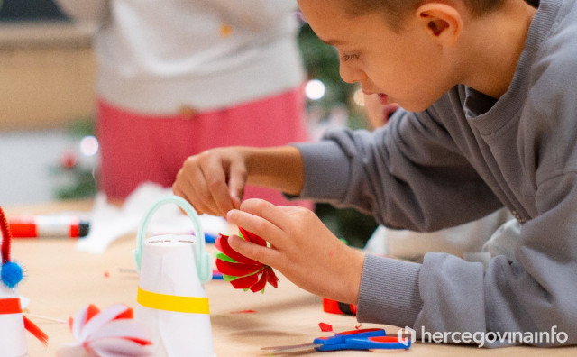 Djeca u Franjevačkom muzeju Humac vraćaju duh starog Božića kroz rukom pisane čestitke i ukrase