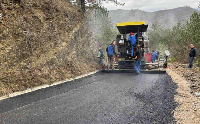 Nakon sanacije oštećenja i klizišta asfaltira se put za jablaničko naselje Krstac