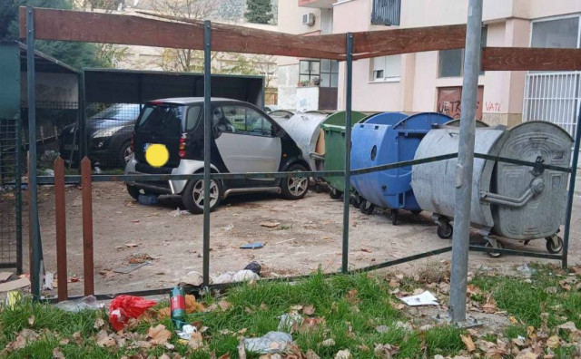 Parking-rat na Aveniji: 'Genijalac' Smartom blokirao kontejnere pa završio blokiran