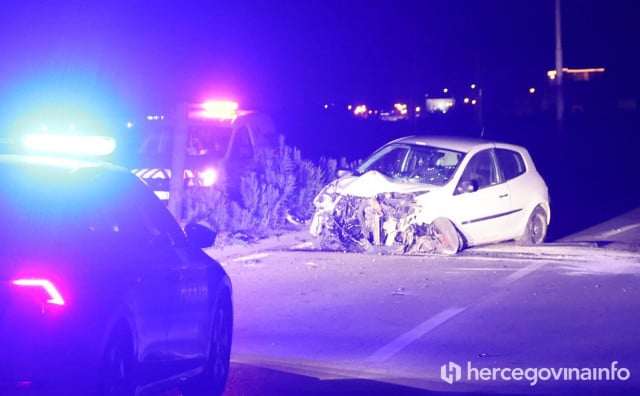 Težak udes u Mostaru, autom prepolovio banderu