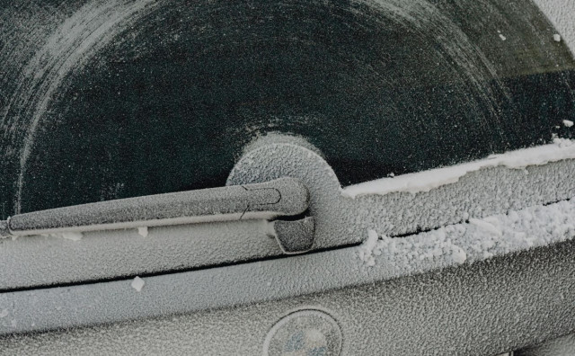 zamrznuta stakla na autu