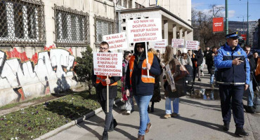 Pacijenti oštećeni zatvaranjem Poliklinike Northwestern Medical Center održali prosvjed