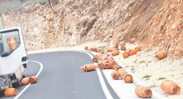 Plinske boce na cesti kod Mostara