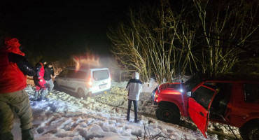 Vozilo hrvatskih registracija zaglavilo u snijegu na Rujištu