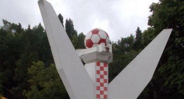Spomenik kod stadiona Zrinjski