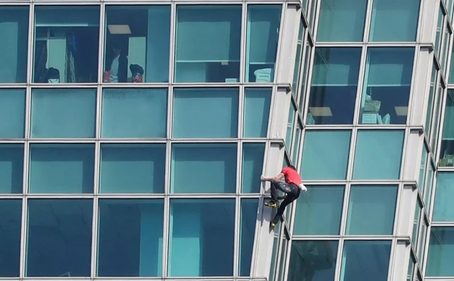 Samo za one dobrog srca! Amerikanac se bez zaštite i užadi popeo na neboder visok 508 metara