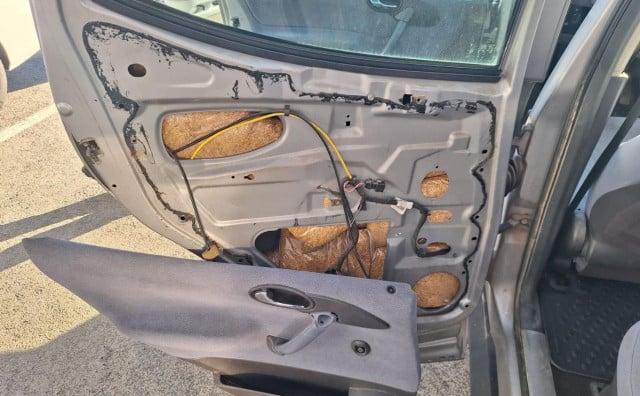 Vinjani Donji: Na granici BiH i Hrvatske zaplijenjen duhan skriven u vratima, prtljažniku i podvozju automobila