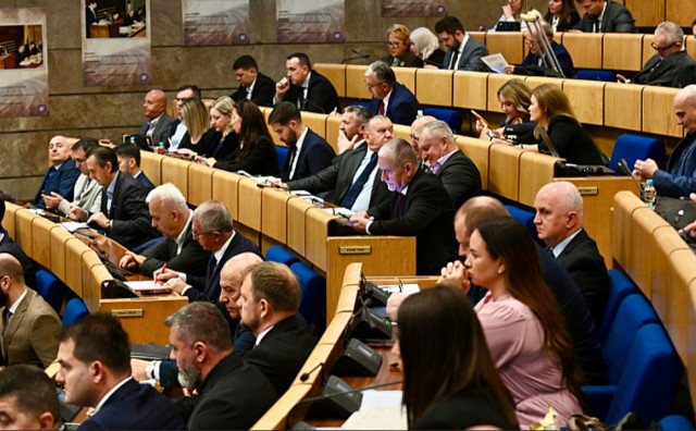 Bijeli kruh ponovno preživio glasanje, federalni zastupnici ne odustaju od privilegija