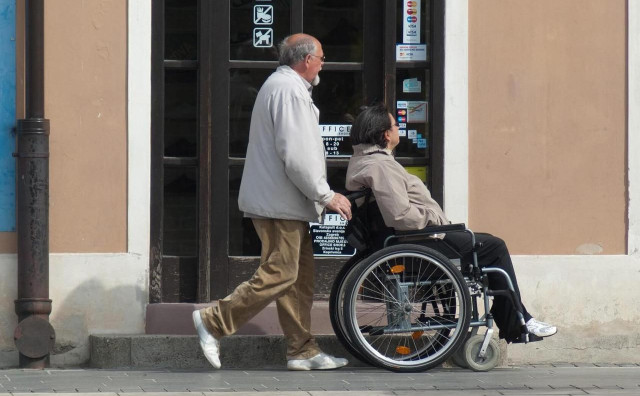 Uskoro novi zakon o njegovateljima, tko sve ulazi u prošireni krug