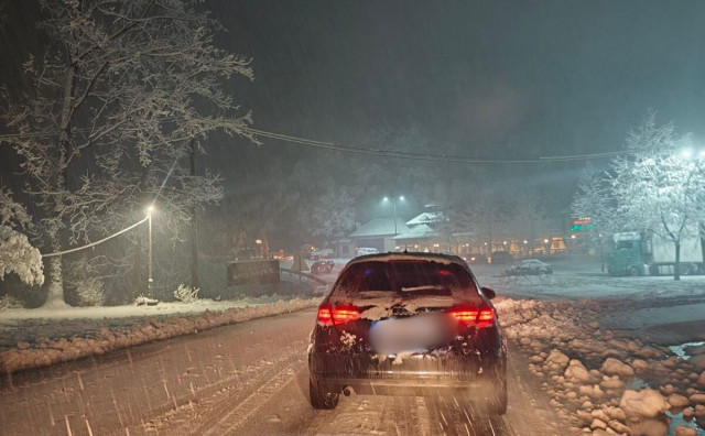 Snijeg stigao do Komadinova vrela, zastoj na M17 kod Donje Jablanice