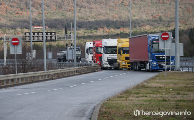 Prijevoznici treći dan u blokadi, u Srbiji gubici 100 milijuna eura dnevno