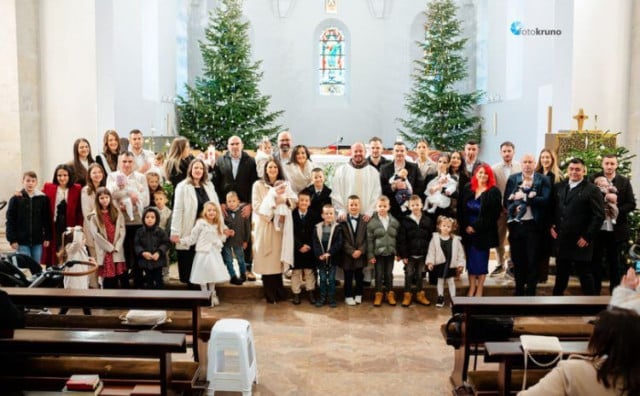 Široki Brijeg: U župnoj crkvi na Brigu kršteno osmero novorođenčadi