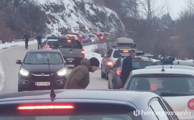 Zbog prometne nezgode velike gužve na cesti između Šuice i Kupresa, promet bio obustavljen