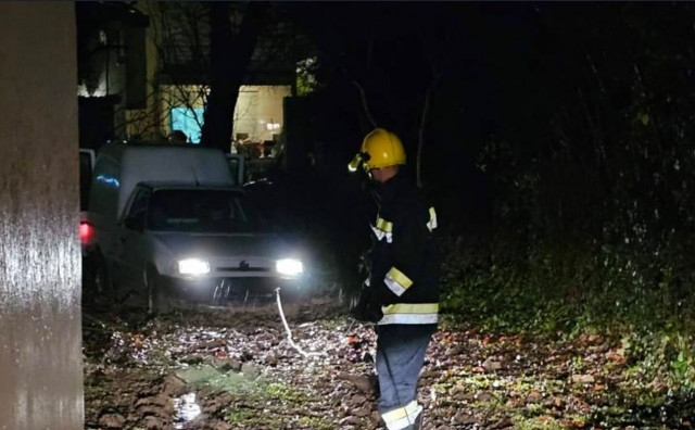 Kiša donijela pune ruke posla mostarskim vatrogascima, ispumpavali vodu i izvlačili vozilo iz blata
