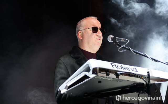 Doček Nove godine u Mostaru: Saša Matić izveo nekoliko hitova i usijao atmosferu pred veliki vatromet