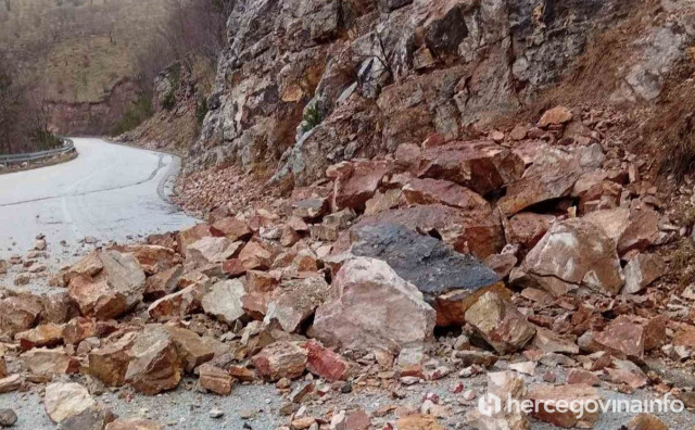 Vozači oprez, odroni na putu za Rujište