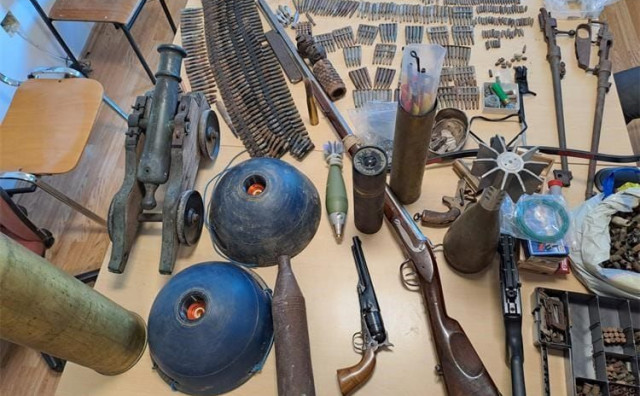 Najnaoružaniji tinejdžer u Hrvatskoj: Pogledajte kakav je arsenal oružja kod splitskog 19-godišnjaka zatekla policija