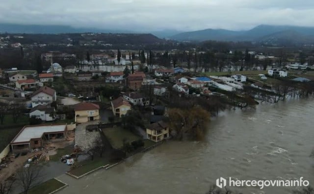 Snimke iz zraka pokazuju razmjere poplava zbog izlijevanja Bune i Bunice