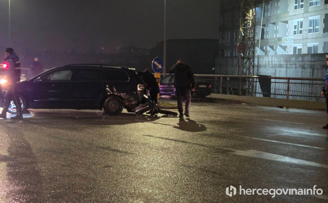 Sudarili se Passat i Mercedes na spoju Avenije i Studentskog mosta u Mostaru, jedna osoba ozlijeđena