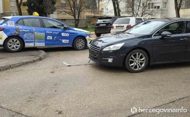 Sudar Peugeota i taksija u Ulici Hrvatske mladeži