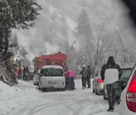 Obustavljen promet na cesti Mostar – Rujište zbog prometne nezgode u kojoj su sudjelovali BMW i ralica za snijeg