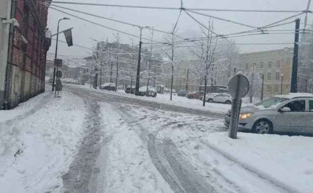 Snijeg izazvao kolaps u Sarajevu, otkazani letovi, tramvaji u prekidu