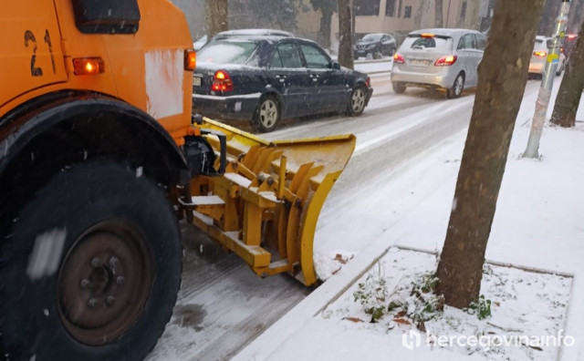 Gradske službe čiste prometnice od snijega prema SKB Mostar
