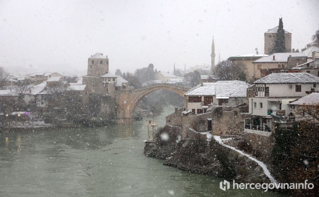 Bajkoviti prizori Starog mosta i gradskih ulica pod snijegom