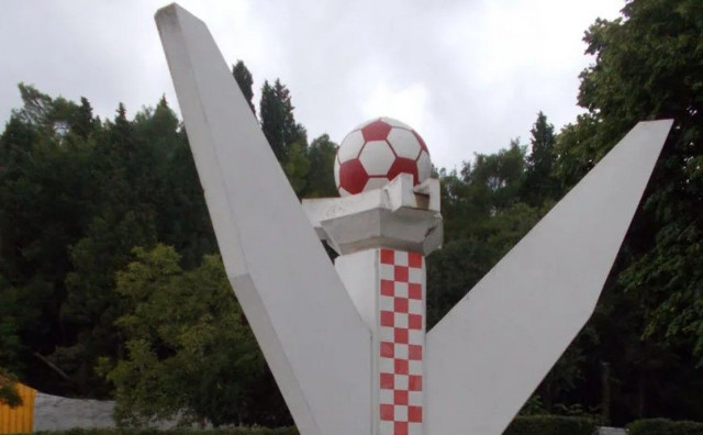 Zbog tehničkih uvjeta uklonjen spomenik ispred stadiona Zrinjskog