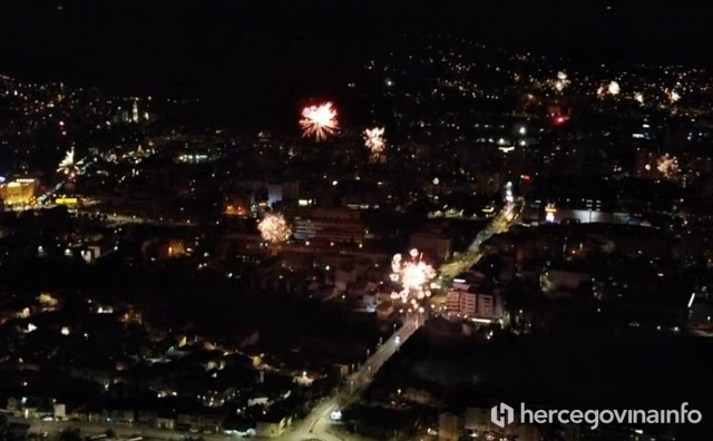 Pogledajte snimku vatrometa iz zraka u Mostaru
