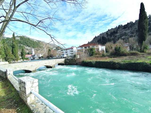 Vodostaji se povlače, no poljoprivredno zemljište i dalje pod vodom u ...