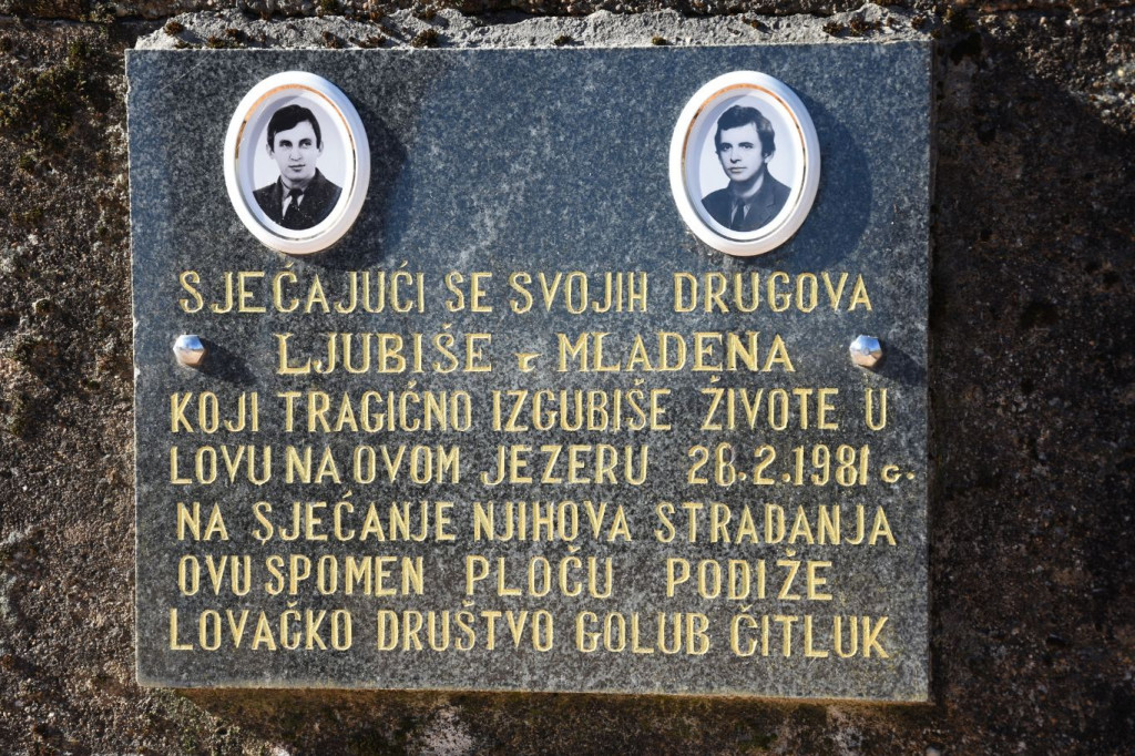 Ljubiša i Mladen spomen ploča