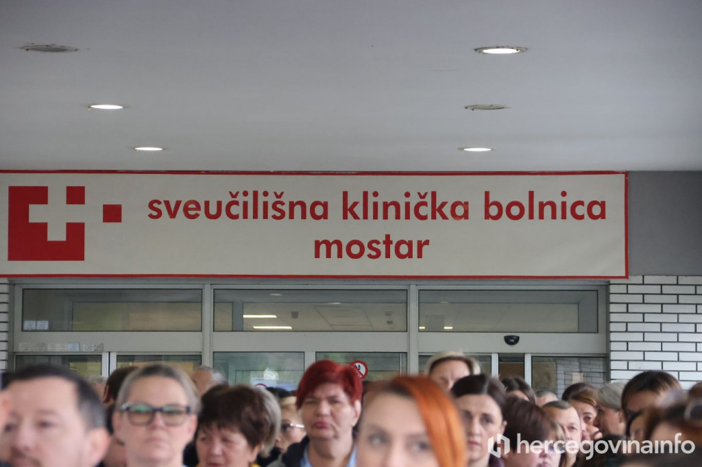Mirno okupljanje zdravstvenih djelatnika ispred SKB Mostar