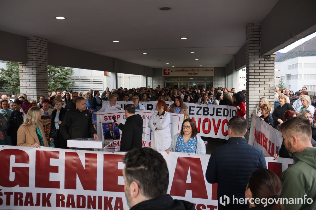 Mirno okupljanje zdravstvenih djelatnika ispred SKB Mostar