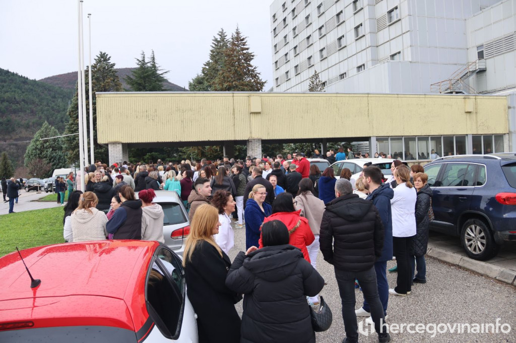 Mirno okupljanje zdravstvenih djelatnika ispred SKB Mostar