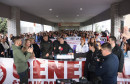 Mirno okupljanje zdravstvenih djelatnika ispred SKB Mostar
