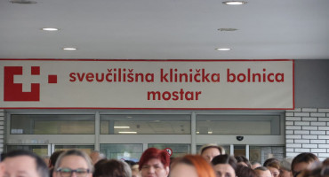 Mirno okupljanje zdravstvenih djelatnika ispred SKB Mostar