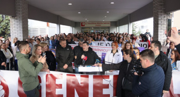 Mirno okupljanje zdravstvenih djelatnika ispred SKB Mostar