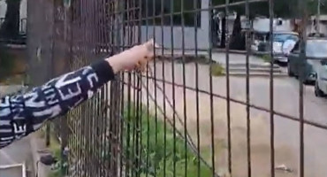 Opasna ograda na igralištu OŠ A.B. Šimića u Mostaru