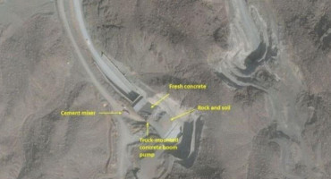 Satelitska snimka od 10. veljače prikazuje svježe izliveni beton na jednom od ulaza u kompleks na Pickaxe Mountainu