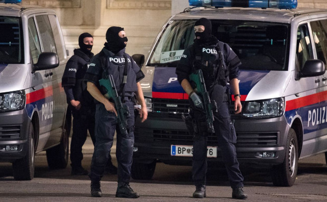 Maskirani huligani s palicama čekali hrvatske navijače, policija sve spriječila