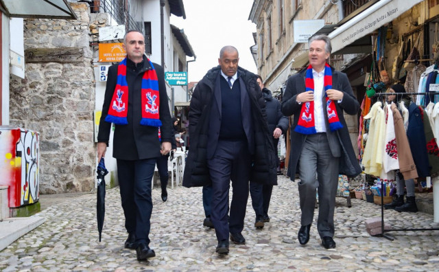 Predsjednik mostarskog Gradskog vijeća sa šalom Crystal Palacea proveo britansku delegaciju kroz Stari grad