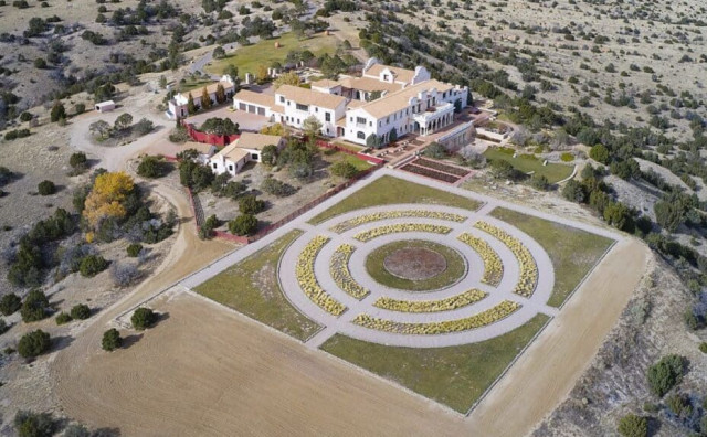 Istražuju se navodi da je Epstein naredio zakopavanje dvije djevojke kod svog imanja