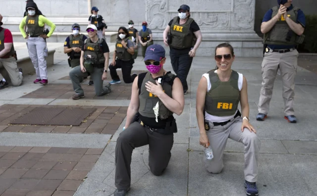 FBI nastavlja s čistkama