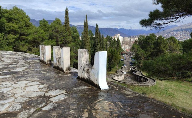 Uklonjeni uvredljivi grafiti na više lokacija u Mostaru